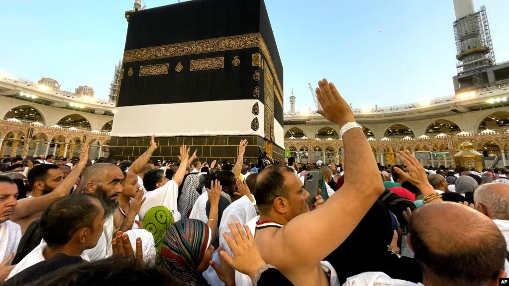 Jemaah haji sedang tawaf saat menunaikan ibadah haji pada Minggu, 25 Juni 2023