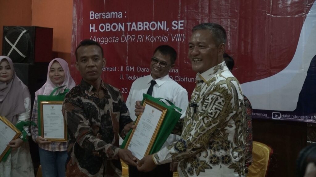 obon tabroni menyerahkan sertifikat halal