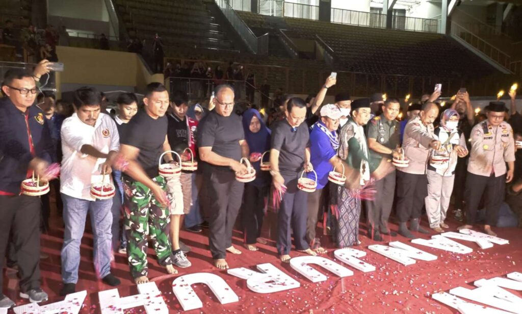 PJ Bupati Bekasi Bersama Forkopimda Dan Ratusan Suporter Gelar Doa BersamaUntuk Korban Tragedi Kanjuruhan