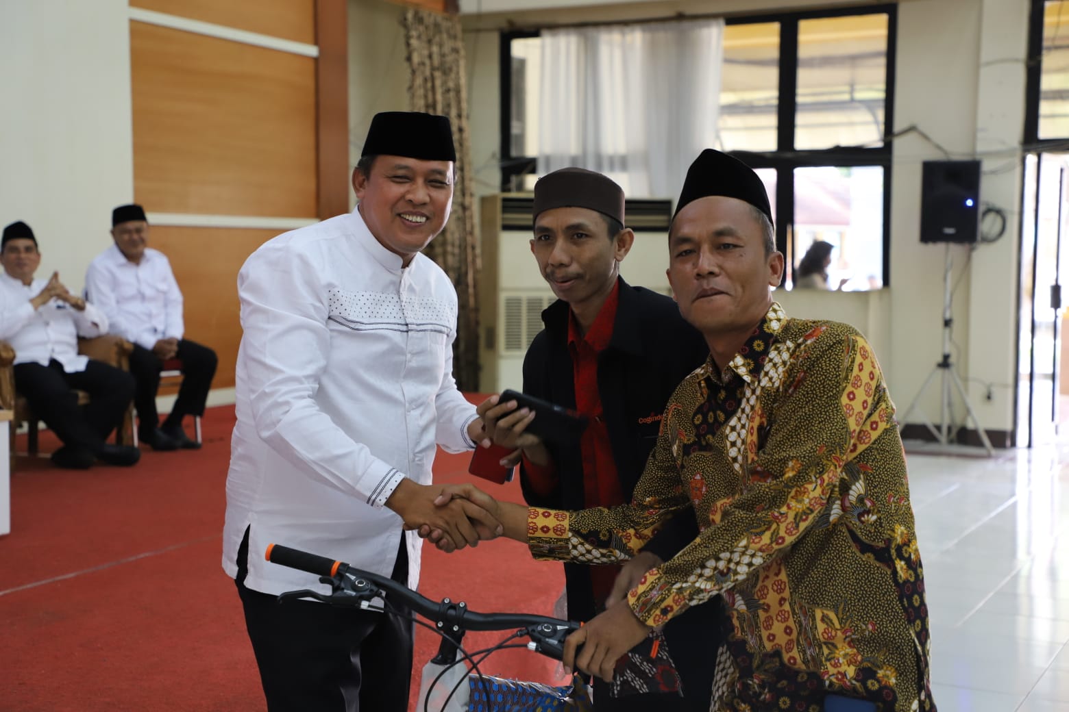 Plt. Wali Kota Bekasi Berikan Sepeda Kepada Petugas Pemelihara Rumah Ibadah