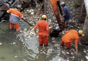 DLH Kabupaten Bekasi Angkut Sampah dari Bendungan Srengseng Hilir