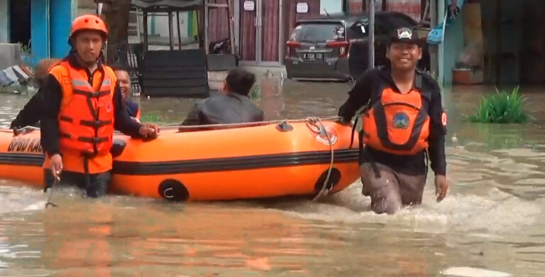 evakuasi korban banjir kabupaten bekasi