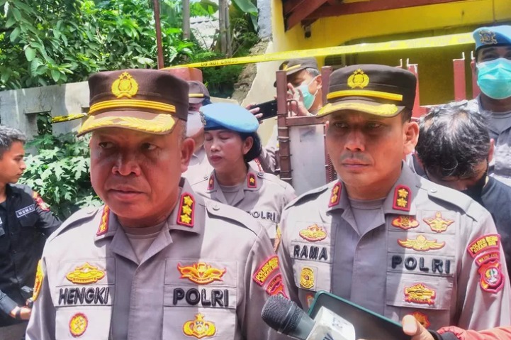 <strong>Polisi Temukan Senjata Tajam di TKP Penemuan Mayat Dicor di Bekasi</strong>