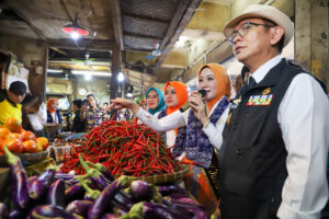Atalia didampingi Pj Dani Ramdan kunjungi Pasar Tambun saat sarling jabar