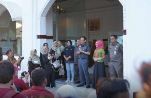 Dani Ramdan menyambut kehadiran para pelajar SMAN 8 Kota Bekasi di Gedung Juang