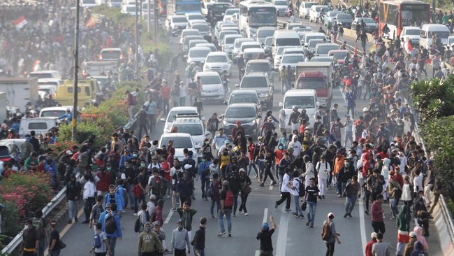 Demo Apdesi di Depan Gedung DPR RI Ricuh, Massa Blokade Jalan Tol