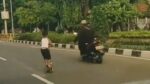 Bocah Enam Tahun Viral karena Main Skuter di Tengah Jalan Raya Sumarno, Cakung