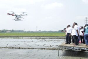 Bukan Lagi Pakai Cangkul, Petani Kini Gunakan Drone