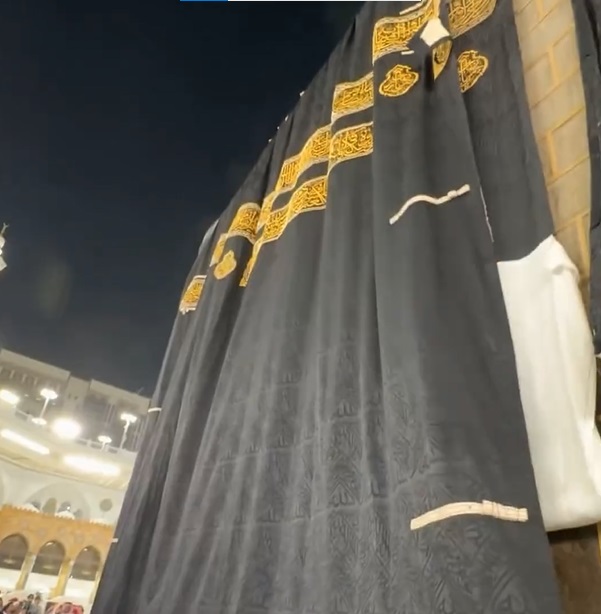 Ka’bah Dipasangi Kiswah