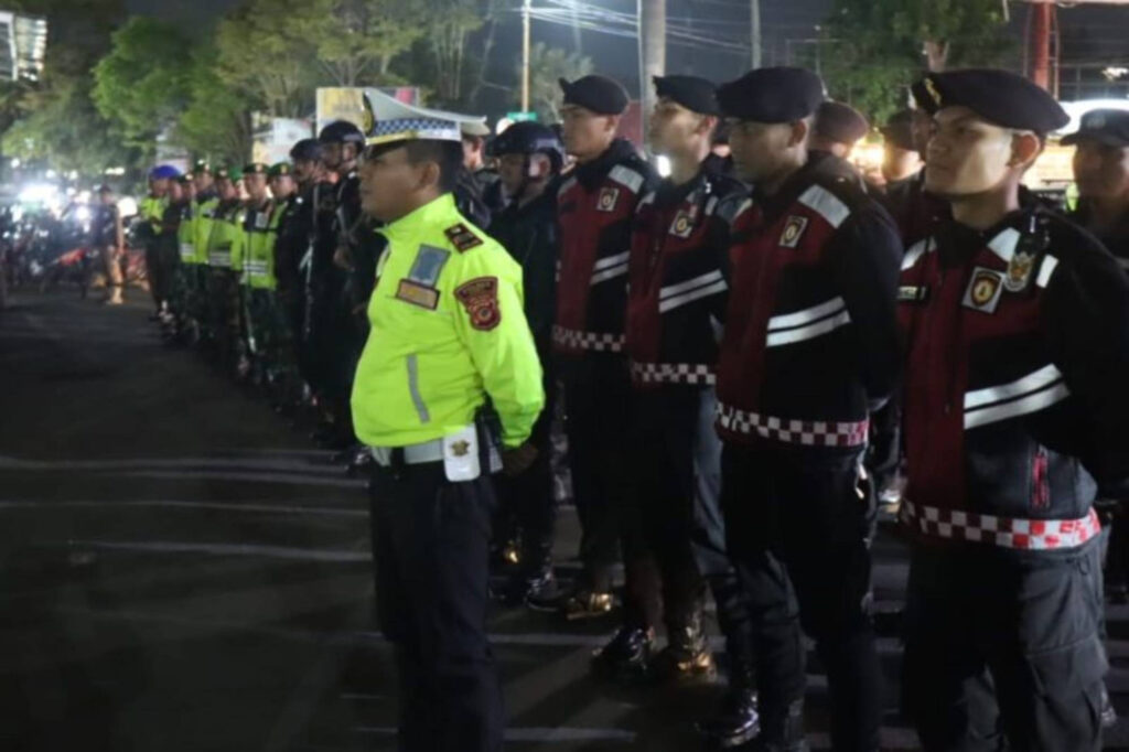 sejumlah-personel-gabungan-bersiap-melakukan-patroli-jam-mal-ki9x