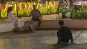 Asik Main Skateboard Berujung Ditendang Warga