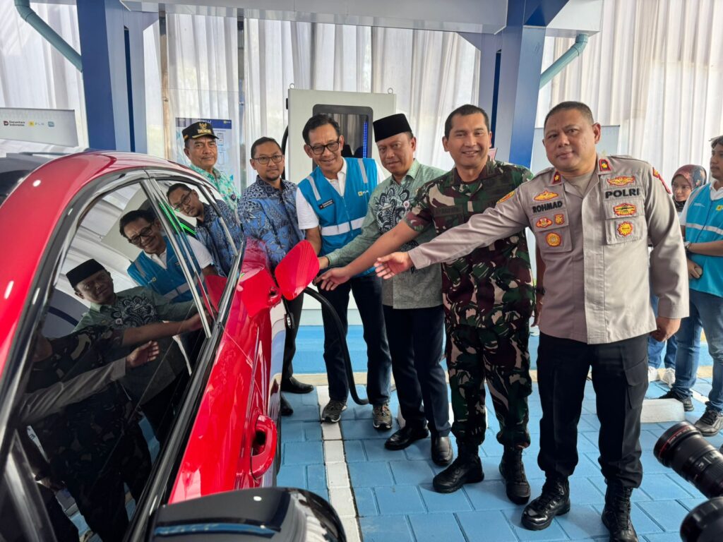 Forkopimda Kota Jakarta Timur bersama General Manager PLN UID Jakarta Raya, Moch. Andy Adchaminoerdin (rompi biru), secara simbolis melakukan pengisian daya mobil listrik di Stasiun Pengisian Kendaraan Listrik Umum (SPKLU) LRT City Ciracas (31/7).