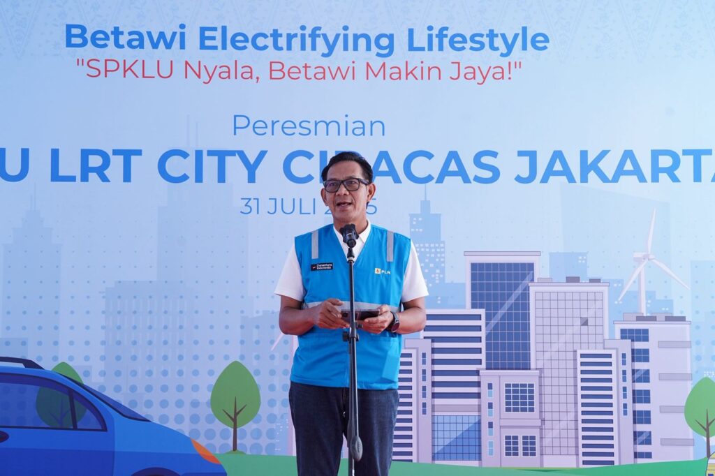 General Manager PLN Unit Induk Distribusi Jakarta Raya, Moch. Andy Adchaminoerdin, memberikan sambutan dalam acara peresmian Stasiun Pengisian Kendaraan Listrik Umum (SPKLU) LRT City Ciracas, Jakarta Timur, Rabu (31/7). Dalam sambutannya, Andy menegaskan komitmen PLN dalam membangun ekosistem kendaraan listrik yang andal dan mudah diakses masyarakat.