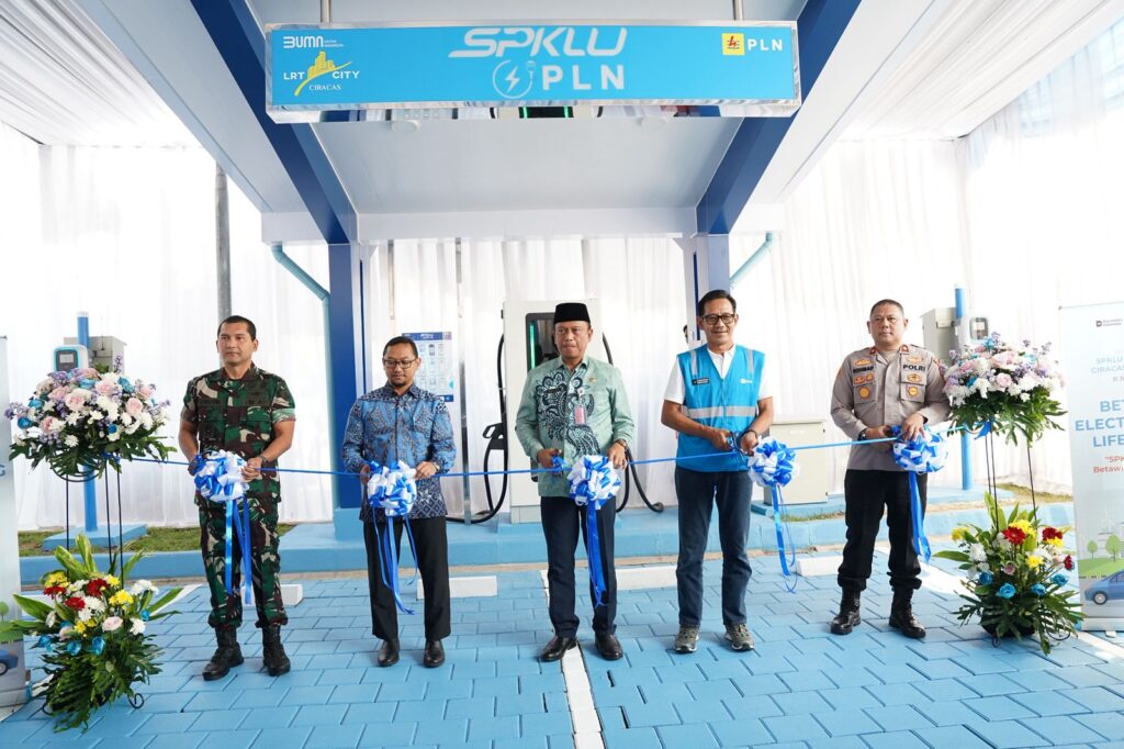 General Manager PLN Unit Induk Distribusi Jakarta Raya, Moch. Andy Adchaminoerdin (tengah, mengenakan rompi biru), bersama Walikota Jakarta Timur Munjirin, Dandim 0505/JT Letkol Inf Nelson Paido Makmur, dan Kapolres Metro Jakarta Timur Kombes Pol Rohmad, secara simbolis meresmikan operasional Stasiun Pengisian Kendaraan Listrik Umum (SPKLU) PLN di kawasan LRT City Ciracas, Rabu (31/7). Peresmian ini menjadi wujud nyata komitmen PLN dalam memperkuat ekosistem kendaraan listrik serta memperluas infrastruktur ramah lingkungan di wilayah Jakarta.