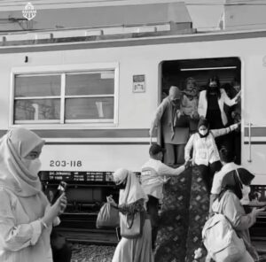 KRL Anjlok di Stasiun Jakarta Kota, Penumpang Terpaksa Turun