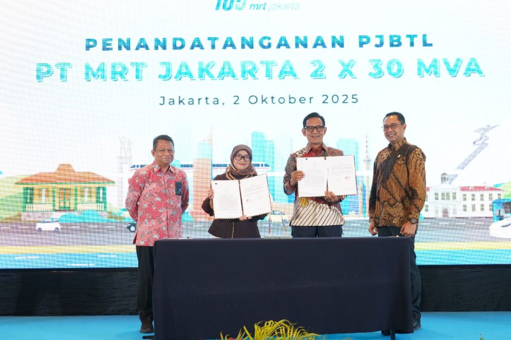 General Manager PLN UID Jakarta Raya, Moch. Andy Adchaminoerdin (kedua kanan) bersama Direktur Konstruksi PT MRT Jakarta, Weni Maulina (kedua kiri) menunjukkan dokumen Perjanjian Jual Beli Tenaga Listrik (PJBTL) dengan kapasitas 2x30 MVA pada acara PLN Goes To You di Jakarta, Kamis (2/10). Penandatanganan ini menjadi langkah strategis dalam mendukung operasional MRT Jakarta Fase 2 dan memperkuat sinergi kelistrikan Ibu Kota.