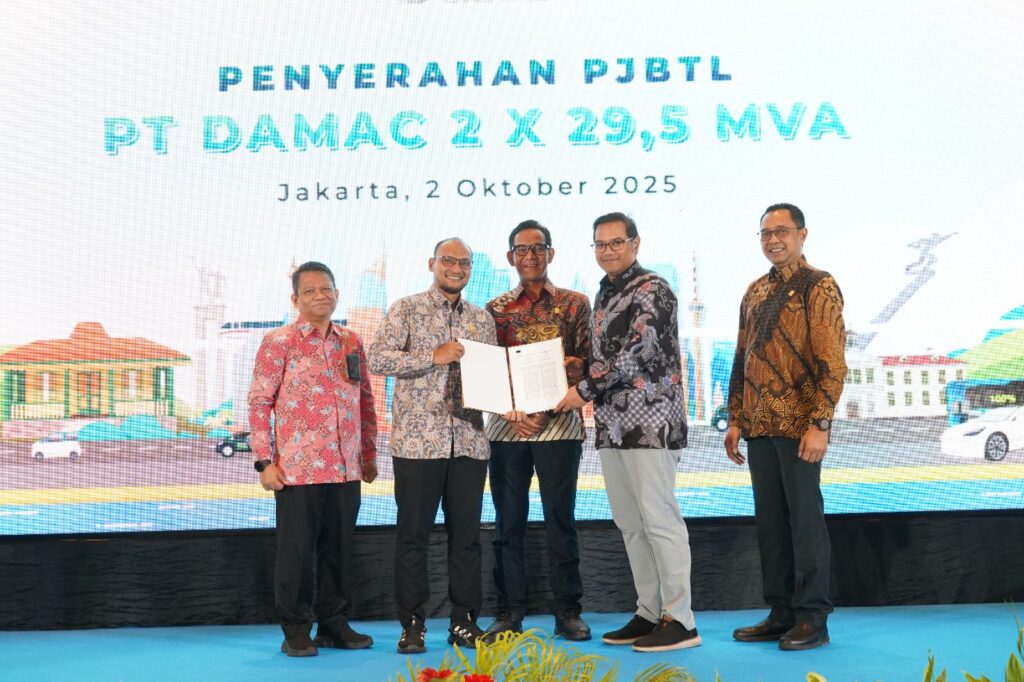 Penyerahan dokumen Perjanjian Jual Beli Tenaga Listrik (PJBTL) antara PLN dan perwakilan PT DAMAC dengan kapasitas 2x29,5 MVA pada acara PLN Goes To You di Jakarta, Kamis (2/10).