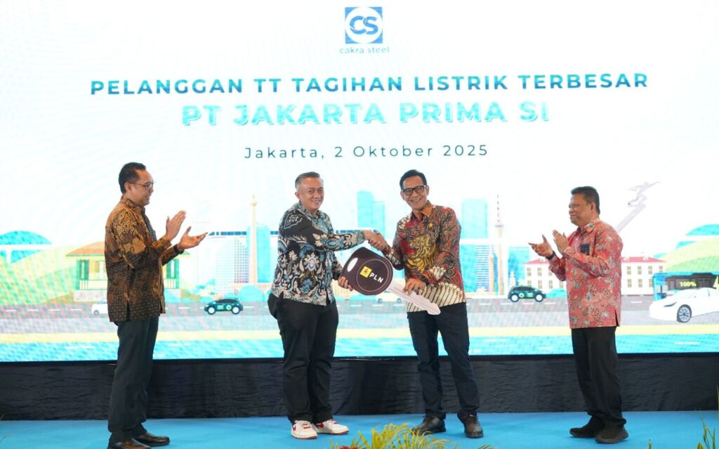 General Manager PLN UID Jakarta Raya, Moch. Andy Adchaminoerdin (kedua kanan) menyerahkan secara simbolis apresiasi berupa satu unit motor listrik kepada perwakilan PT Jakarta Prima Steel Indonesia sebagai pelanggan tegangan tinggi dengan tagihan listrik terbesar dalam acara PLN Goes To You di Jakarta, Kamis (2/10).