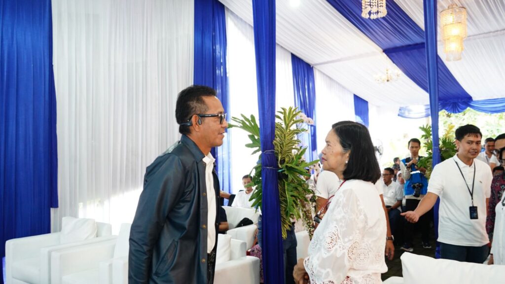 General Manager PLN UID Jakarta Raya, Moch. Andy Adchaminoerdin, berbincang dengan Ketua Umum Gerakan Ciliwung Bersih, Peni Susanti, sebelum dimulainya Penandatanganan MoU Program TOSS di Jakarta, Rabu (20/11). Pertemuan ini mencerminkan komitmen kuat kedua pihak dalam memperkuat kolaborasi pengelolaan sampah berbasis teknologi TOSS untuk mendukung lingkungan yang lebih bersih dan berkelanjutan.