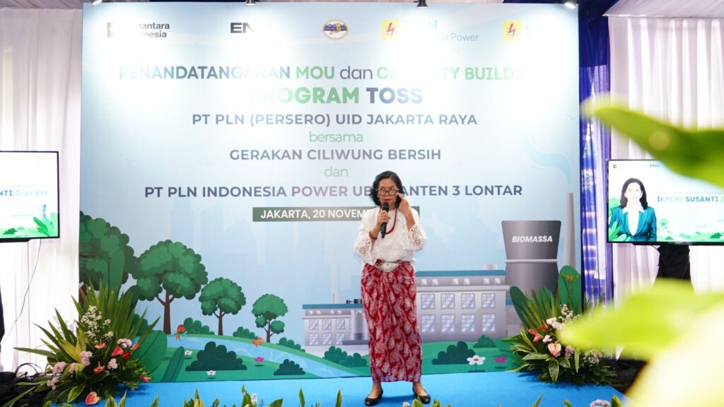 Ketua Umum Gerakan Ciliwung Bersih, Peni Susanti, menyampaikan sambutan pada acara Penandatanganan MoU Program TOSS antara PLN UID Jakarta Raya dan Gerakan Ciliwung Bersih di Jakarta, Rabu (20/11). Dalam kesempatan tersebut, Peni menegaskan pentingnya kolaborasi multipihak dalam mengurangi sampah dari sumbernya sekaligus mendorong pemanfaatan energi terbarukan melalui teknologi TOSS.