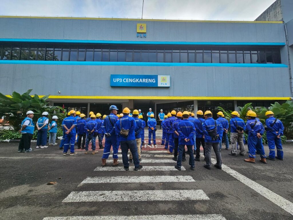 Petugas PLN berbaris BRTV