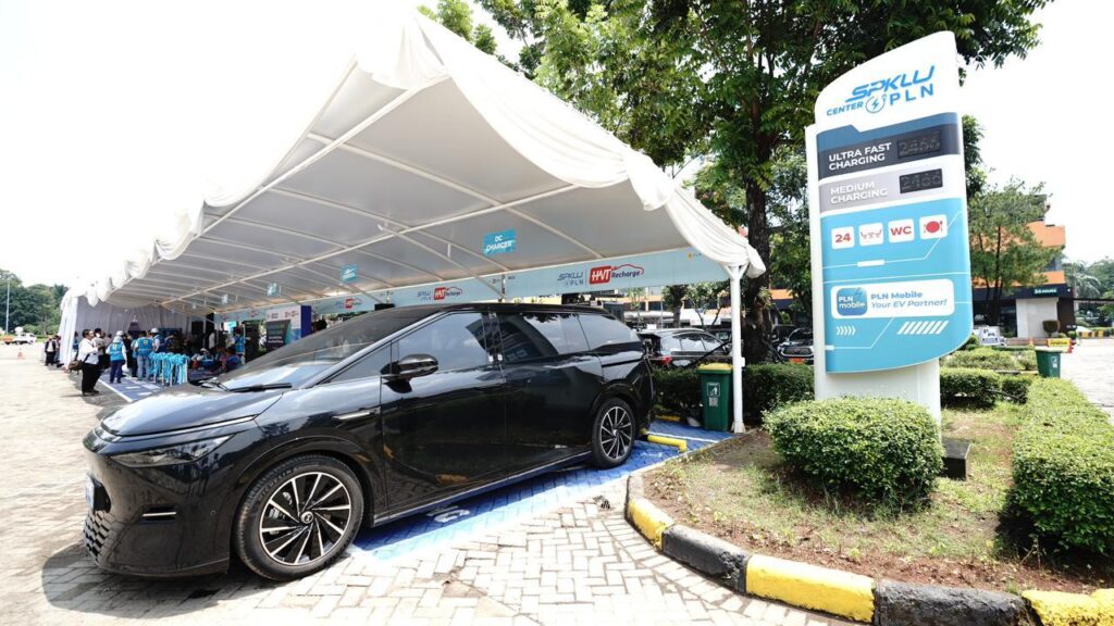 Tampak suasana SPKLU Center PLN di Rest Area KM 10.6 Jagorawi yang dilengkapi fasilitas Ultra Fast Charging beroperasi 24 jam.