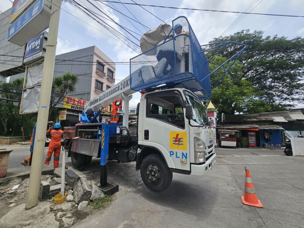 Petugas Pasukan Pekerjaan Dalam Keadaan Bertegangan (PDKB) PLN UP3 Cengkareng melakukan pemeliharaan jaringan listrik bertegangan tinggi 20 kV tanpa memadamkan listrik di kawasan Jakarta Barat.