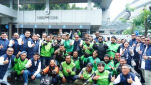 PLN UID Jakarta Raya Serahkan 300 Paket Sembako & Beasiswa Rp27 Juta untuk Pahlawan Emisi Ojol Motor Listrik