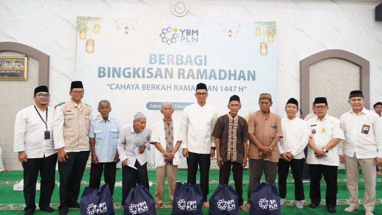 Cahaya Berkah Ramadhan 1447 H, YBM PLN UID Jakarta Raya Serahkan 500 Paket Sembako di Masjid Nurul Falah