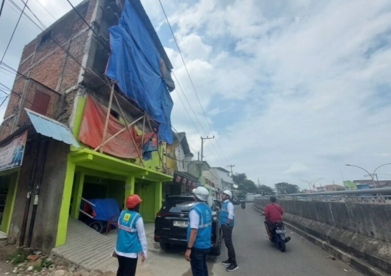 PLN Cikarang Imbau Masyarakat Jaga Jarak Aman 3 Meter dan Berkoordinasi Sebelum Kegiatan Dekat Jaringan Listrik