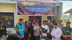 Terangi Rumah, Hadirkan Harapan: Polres Metro Bekasi Apresiasi PLN Cikarang Berikan Sambungan Listrik Gratis bagi Penerima Rumah Layak Huni Hari Bhayangkara ke-80