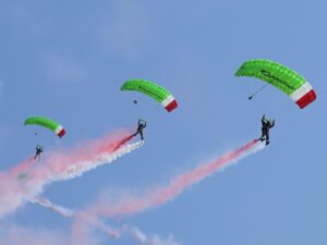 Aksi 17 Penerjun Kopassus Warnai Semarak HUT ke-81 Kemerdekaan RI