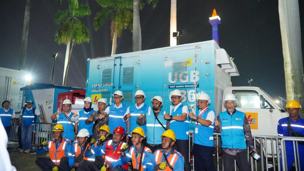 Direktur Utama PLN Darmawan Prasodjo, bersama Direktur Distribusi PLN Arsyadany G. Akmalaputri, Direktur Retail dan Niaga PLN M. Fahrur Rozy, General Manager PLN UID Jakarta Raya Moch. Andy Adchaminoerdin, jajaran manajemen PLN, serta petugas teknik meninjau langsung kesiapan Unit Gardu Bergerak (UGB) yang disiagakan di lokasi Pesta Rakyat HUT ke-81 RI sebelum acara dimulai. Peninjauan ini dilakukan untuk memastikan seluruh infrastruktur kelistrikan siap beroperasi sehingga pasokan listrik tetap andal selama rangkaian perayaan kemerdekaan berlangsung.