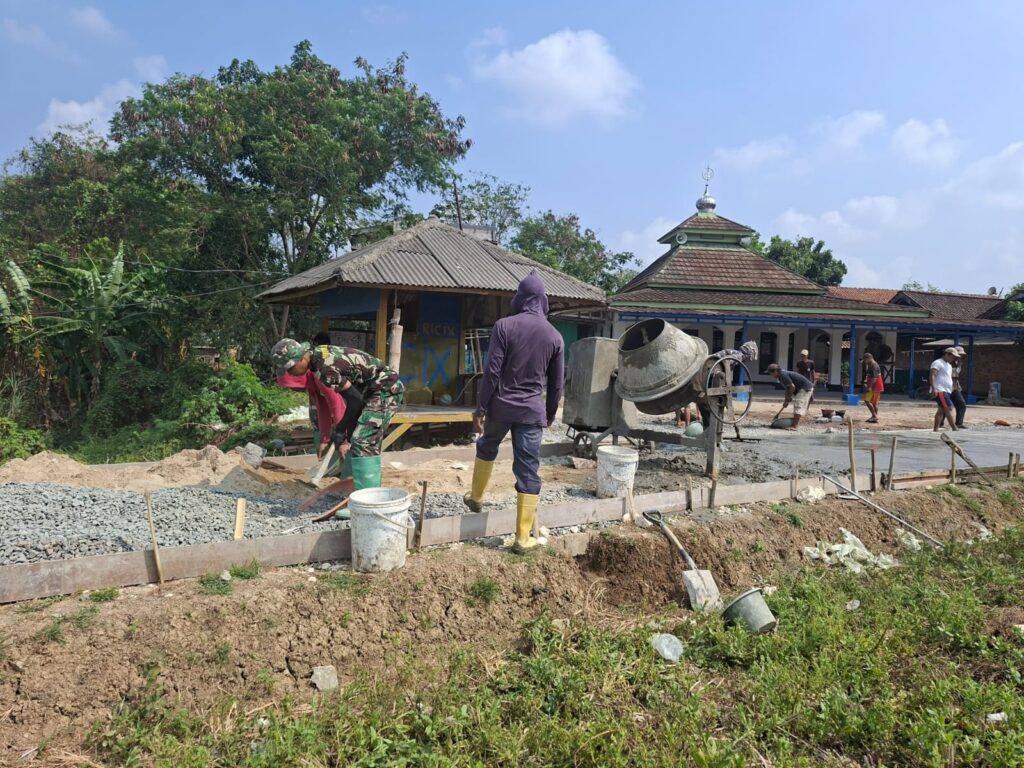 Satgas TMMD ke-129 Bersama Warga Laksanakan Pengecoran Jalan di Cibarusah Bekasi