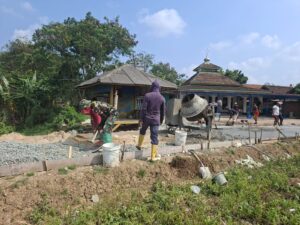 Satgas TMMD ke-129 Bersama Warga Laksanakan Pengecoran Jalan di Cibarusah Bekasi