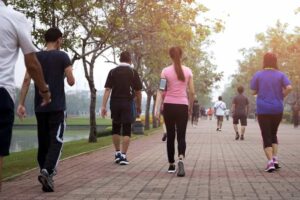 Mengenal Nordic Walking: Olahraga Jalan Kaki Gunakan Tongkat yang Ramah Persendian
