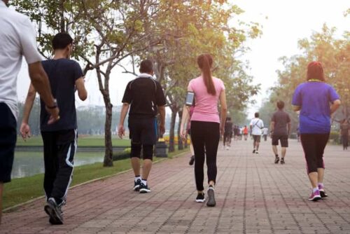 Mengenal Nordic Walking: Olahraga Jalan Kaki Gunakan Tongkat yang Ramah Persendian