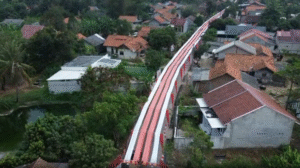 Warga Bekasi Gotong Royong Bentangkan Bendera Merah Putih Sepanjang 500 Meter