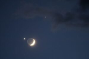Bulan Sabit dan Venus Tampak Seperti Logo Bulan Bintang, Ada Fenomena Apa?