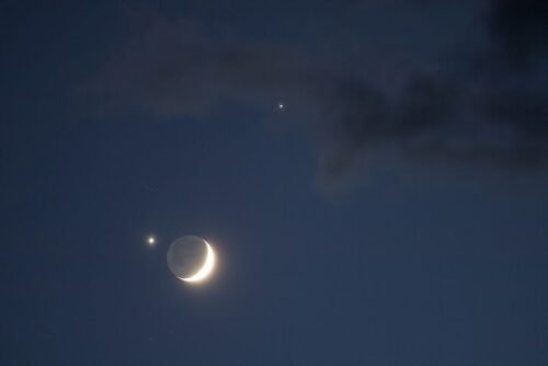 Bulan Sabit dan Venus Tampak Seperti Logo Bulan Bintang, Ada Fenomena Apa?