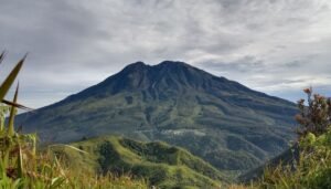 Gunung Ibu Erupsi Pagi Ini, Abu Vulkanik Membubung hingga 500 Meter