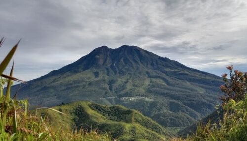 Gunung Ibu Erupsi Pagi Ini, Abu Vulkanik Membubung hingga 500 Meter