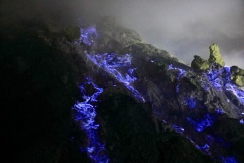 Gunung Papandayan Batasi Kunjungan Wisatawan, Blue Fire Muncul di Kawasan Kawah