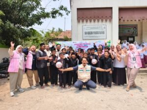 Dukung Generasi Sehat, Srikandi PLN Cikarang Salurkan Bantuan Fasilitas Olahraga Sekolah