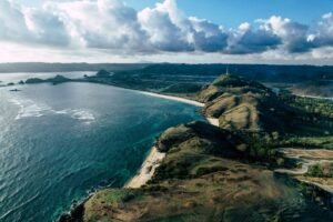 5 Tempat Wisata Dekat Sirkuit Mandalika, dari Pantai Eksotis hingga Desa Adat