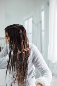 Rambut Kena Air Hujan Bisa Bikin Flu? Ini Penjelasan Medisnya