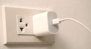 Charger HP Bisa Picu Kebakaran meski Tak Dipakai, Ini Alasan Harus Dicabut