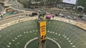 Greenpeace Bentangkan Spanduk di Patung Bundaran HI, Soroti Krisis Iklim