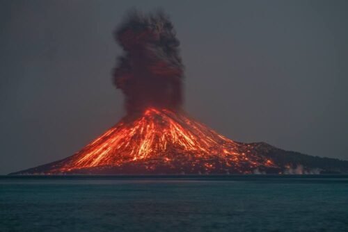 Gunung Anak Krakatau Erupsi 3 Kali Pagi Ini, PVMBG Minta Warga Jauhi Radius 5 Km