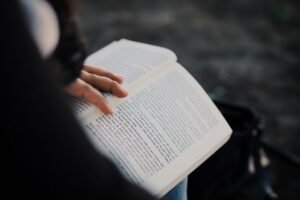 Mengapa Orang Mau Bayar Joki Baca Buku? Psikolog Ungkap Faktor di Balik Fenomenanya